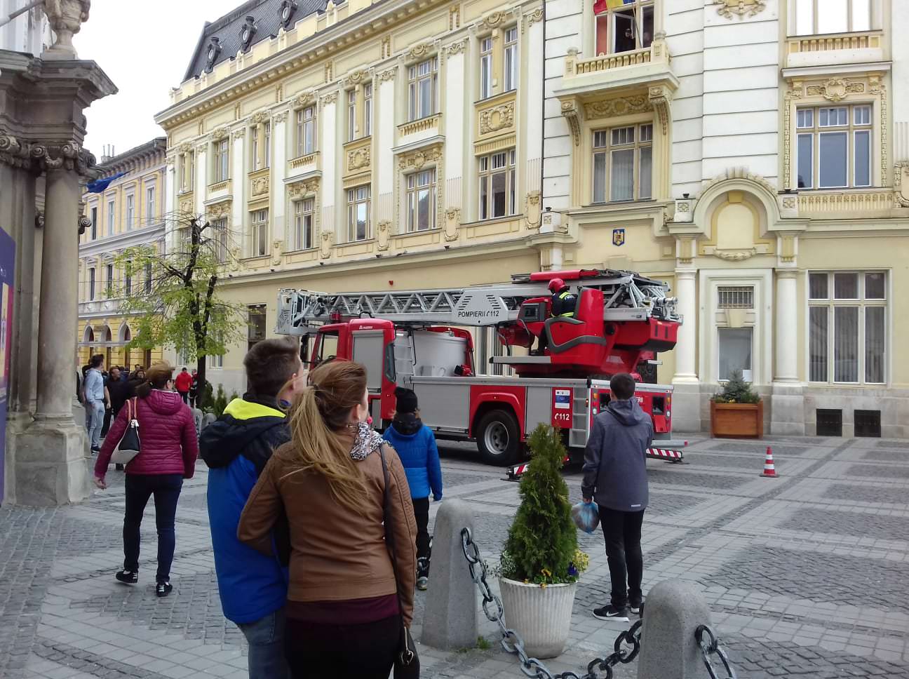 update video foto pericol de accidente în centrul sibiului - o tablă de pe primărie stă să cadă