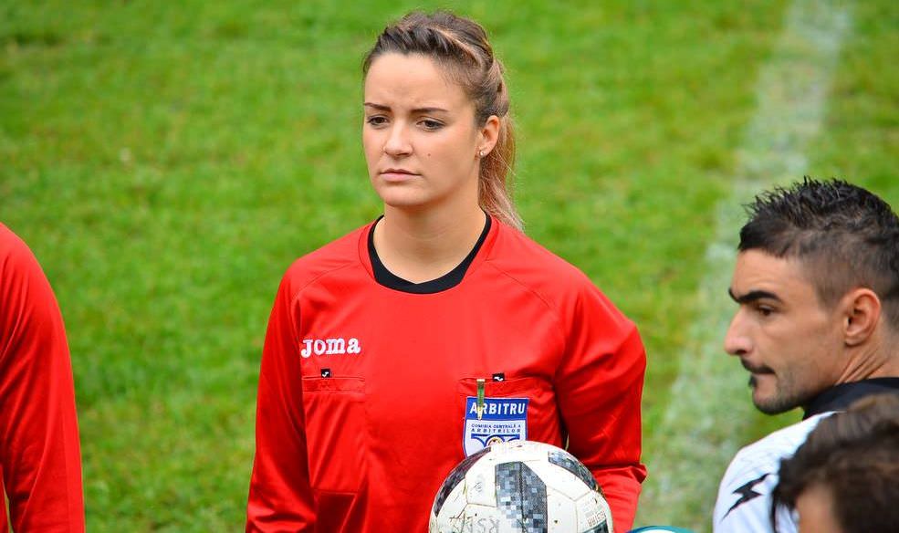 foto sibianca strecurată în lumea bărbaților – roxana este polițistă și arbitru de fotbal