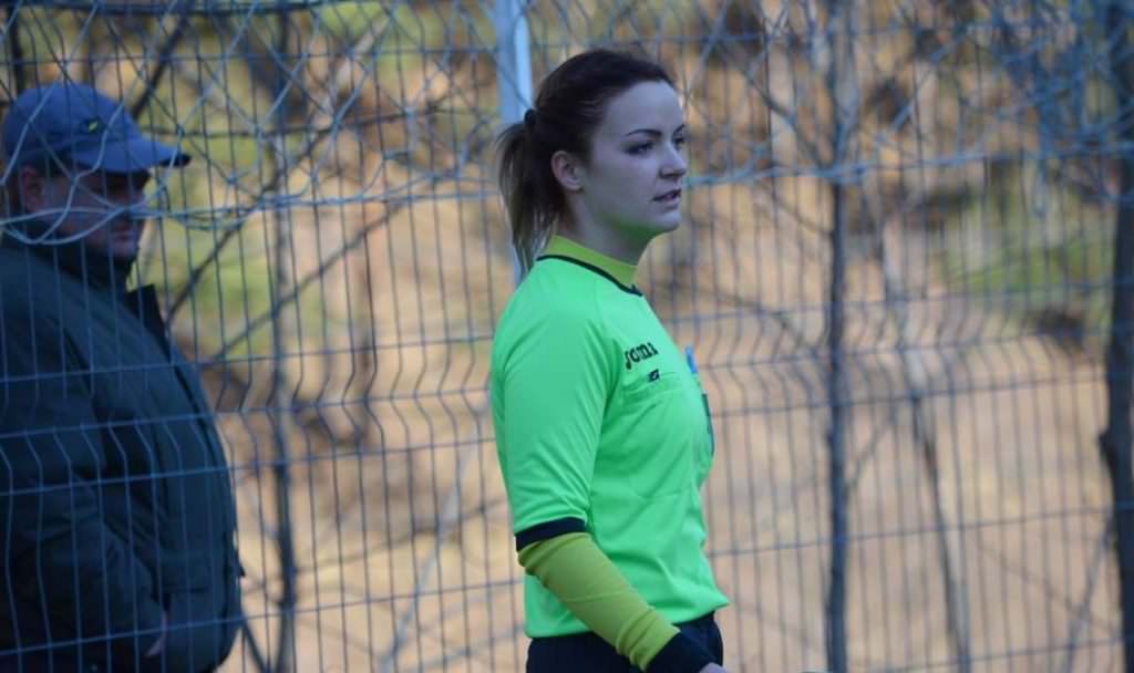 foto sibianca strecurată în lumea bărbaților – roxana este polițistă și arbitru de fotbal