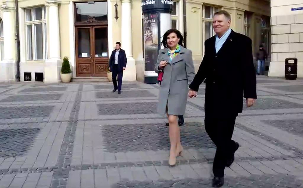 video klaus iohannis, la slujba de paşte la sibiu: "cristos a înviat!" şi "la mulţi ani de florii!"