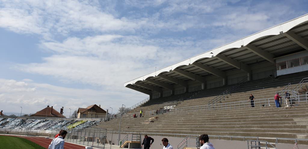 video foto – forfotă mare la stadionul municipal. miriuță: ”dacă jucăm acasă nu vom retrograda!”