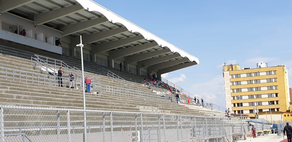 video foto – forfotă mare la stadionul municipal. miriuță: ”dacă jucăm acasă nu vom retrograda!”