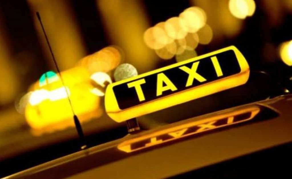 bebeluș dus la spital după ce taxi-ul în care se afla cu mama a lovit o bordură