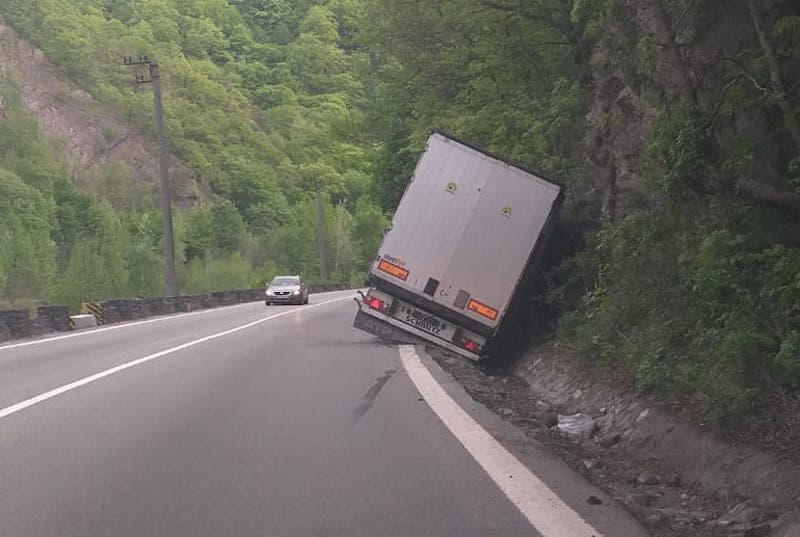 FOTO - Hoți prins la furat pe Valea Oltului - Sustrăgeau marfa dintr-un TIR avariat