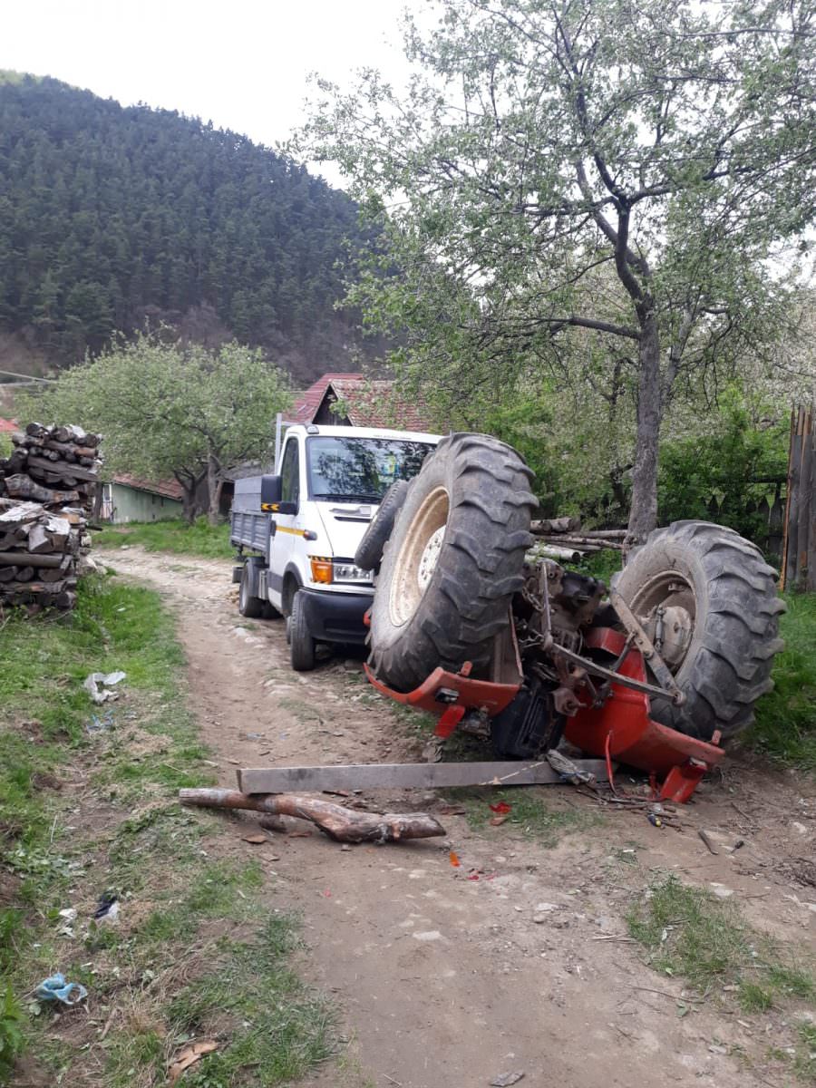 update foto sibian prins sub roțile unui tractor la gura râului