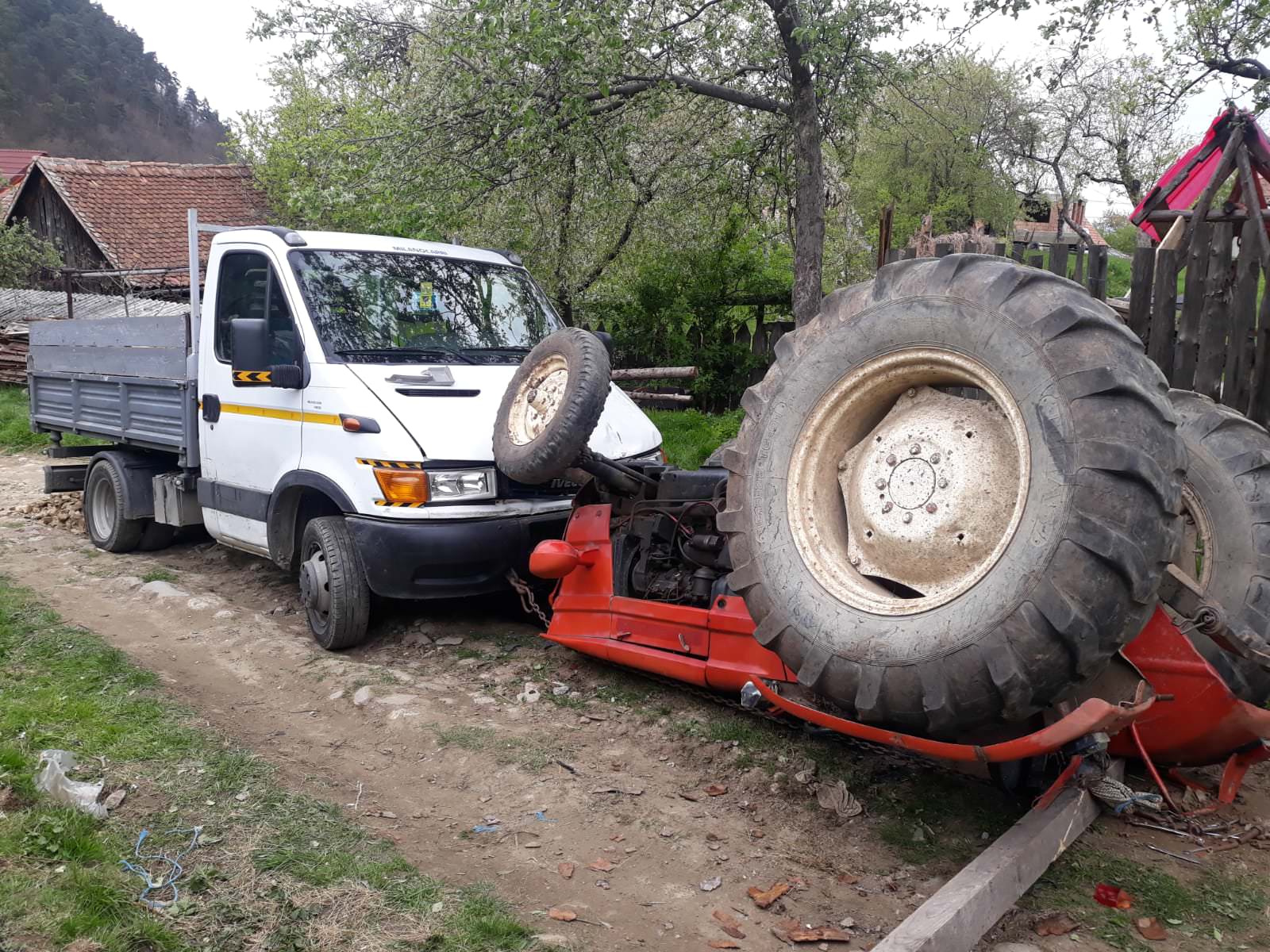 update foto sibian prins sub roțile unui tractor la gura râului