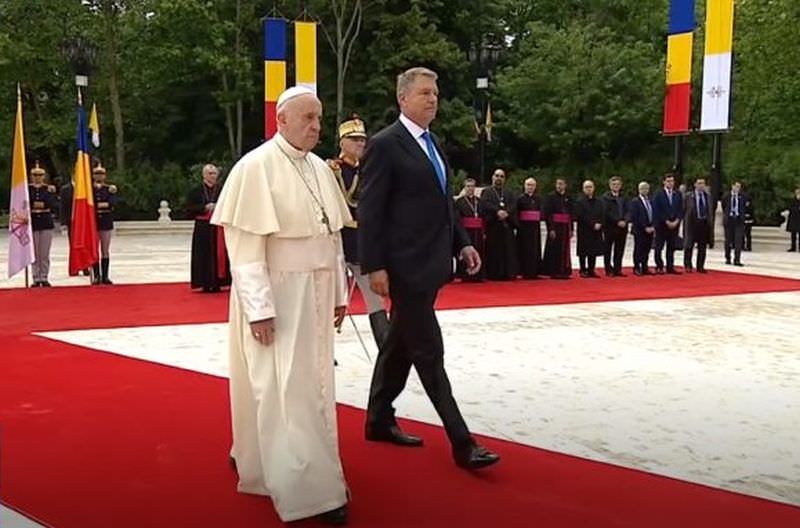 papa francisc a primit cadouri cu specific românesc de la klaus iohannis