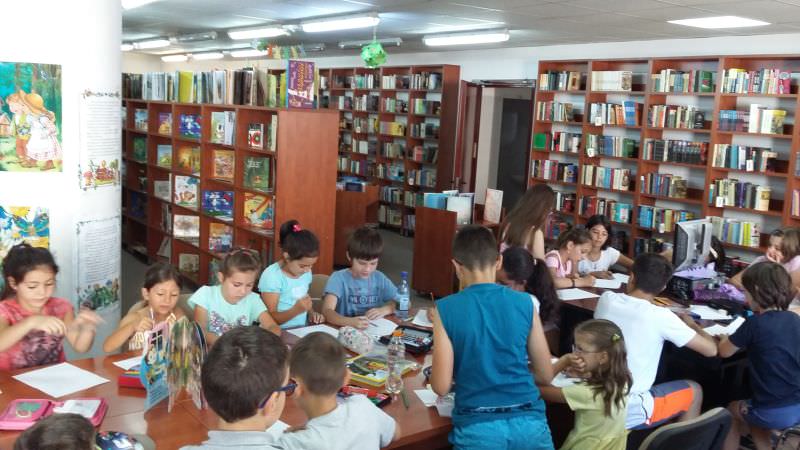 surprize pentru elevi în vacanță la biblioteca astra