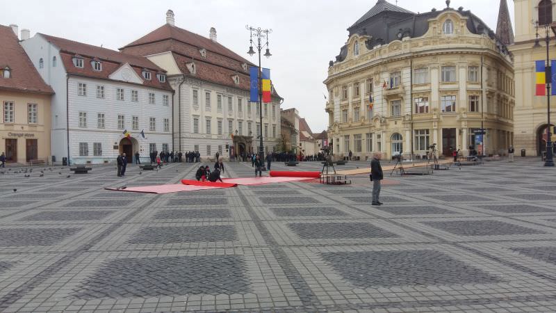 video foto cum arată sibiul cu 24 de ore înaintea summit-ului - covorul roșu e pregătit în piața mare