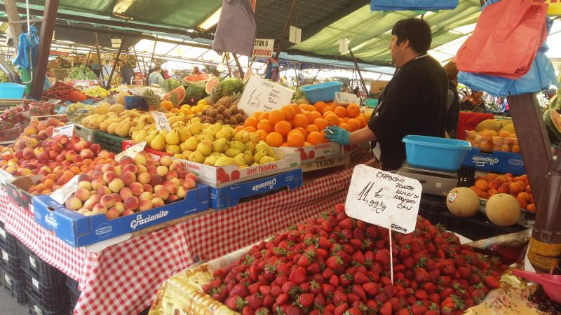 foto primele cireșe ale sezonului în piața cibin sunt grecești - ce fructe au mai apărut și la ce prețuri