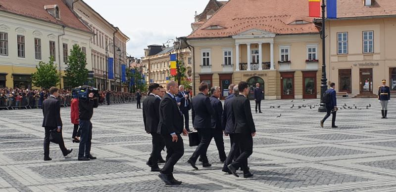 UPDATE VIDEO FOTO Liderii europeni primiți pe covorul roșu din Piața Mare. Mii de sibieni îi așteaptă