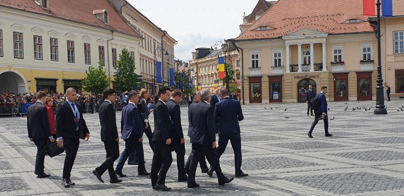 UPDATE VIDEO FOTO Liderii europeni primiți pe covorul roșu din Piața Mare. Mii de sibieni îi așteaptă