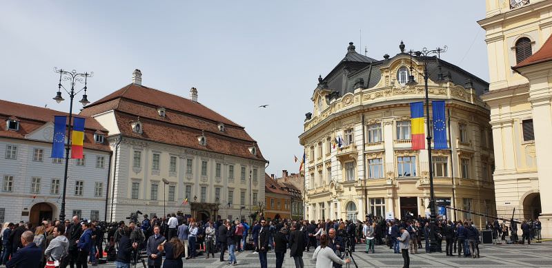 UPDATE VIDEO FOTO Liderii europeni primiți pe covorul roșu din Piața Mare. Mii de sibieni îi așteaptă