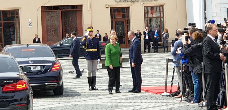 UPDATE VIDEO FOTO Liderii europeni primiți pe covorul roșu din Piața Mare. Mii de sibieni îi așteaptă