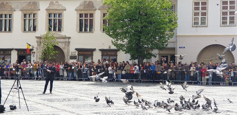 UPDATE VIDEO FOTO Liderii europeni primiți pe covorul roșu din Piața Mare. Mii de sibieni îi așteaptă