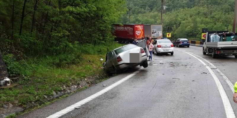 FOTO Accident pe DN7 - Un șofer a intrat cu mașina într-un TIR