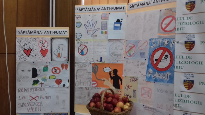 foto - elevi premiați pentru cele mai frumoase desene anti-fumat la sibiu