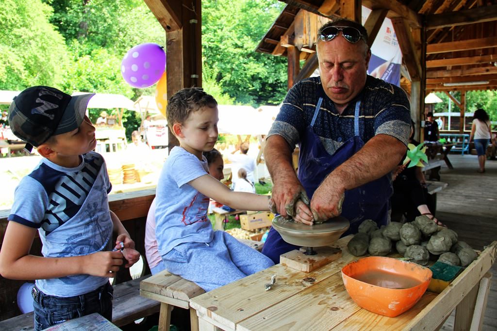 paradisul copiilor preț de trei zile în muzeul în aer liber - începe târgul național de jucării