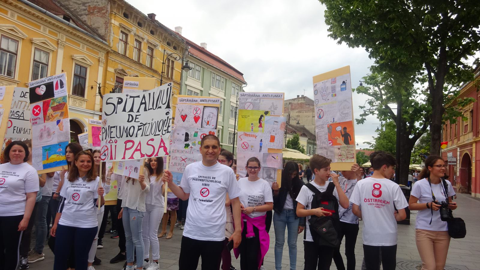 FOTO - Sute de oameni au participat la Marșul Anti-Fumat organizat în centrul Sibiului