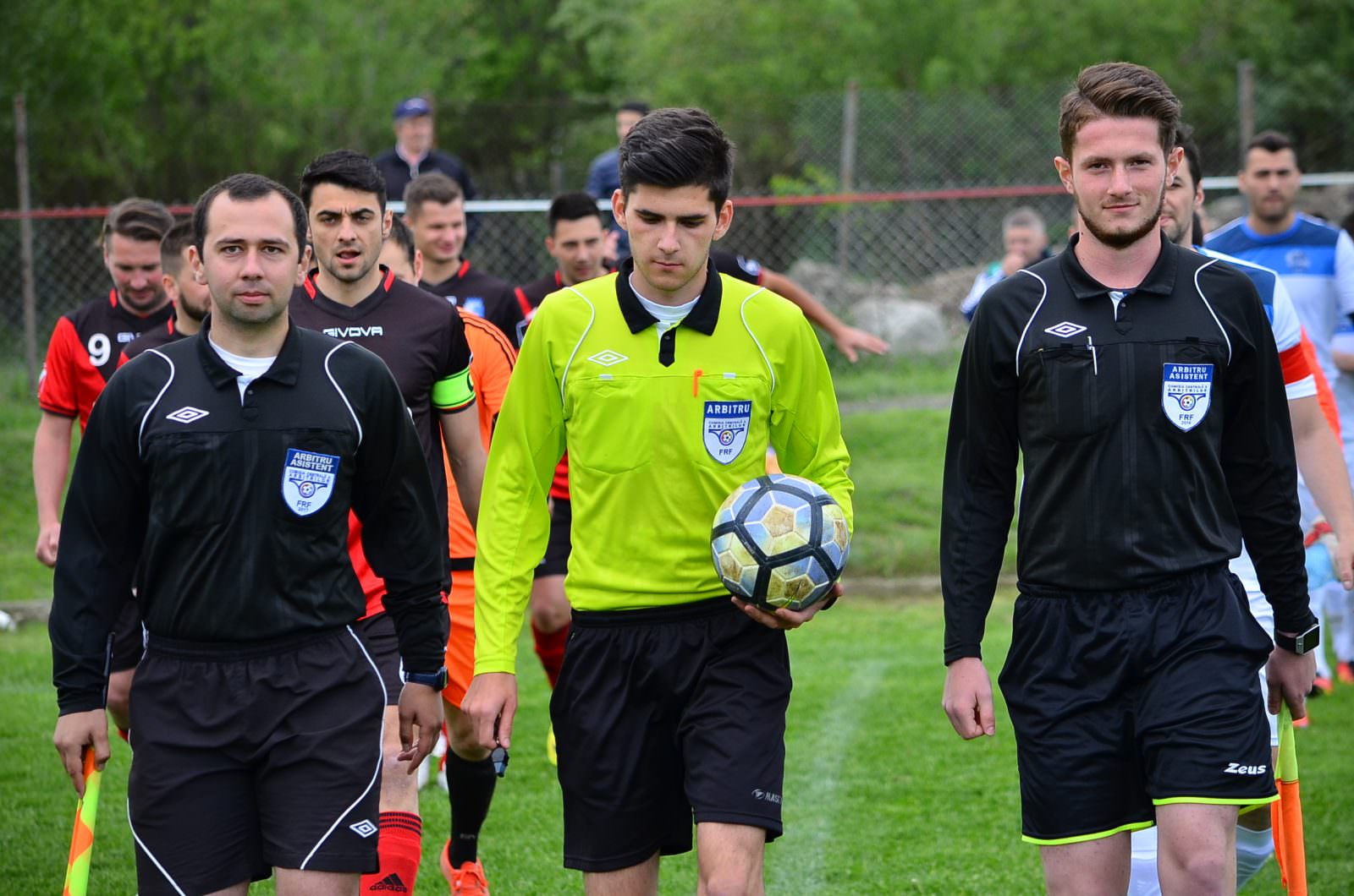 Grevă printre arbitrii de fotbal sibieni - Sunt neplătiți de șase luni de AJF Sibiu