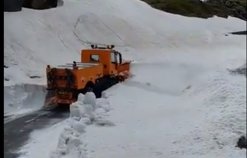 video continuă deszăpezirea pe transfăgărășan. lucrările înaintează greu