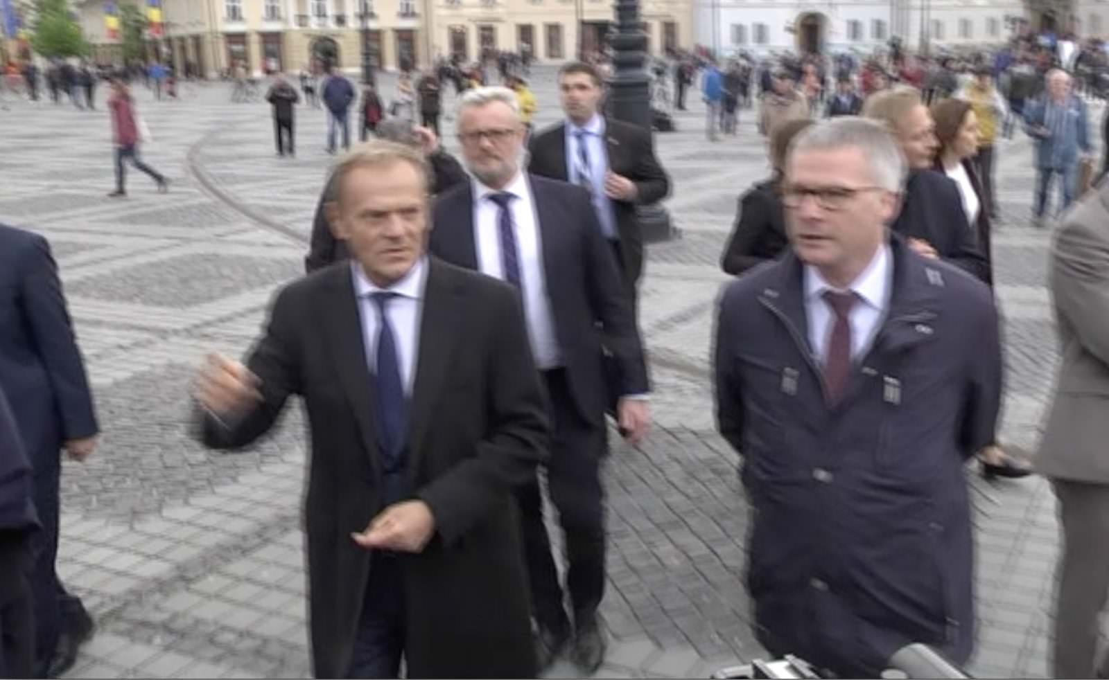 video donald tusk la plimbare prin centrul sibiului - ’’e un loc foarte special. sunt uimit’’