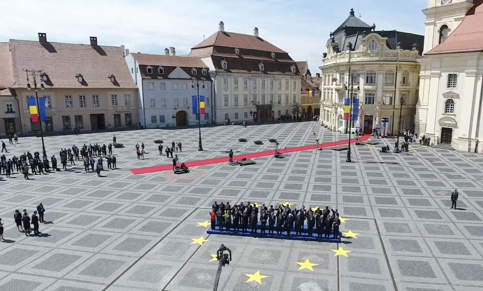 video foto liderii europeni - fotografia de familie - iohannis este așezat în centru