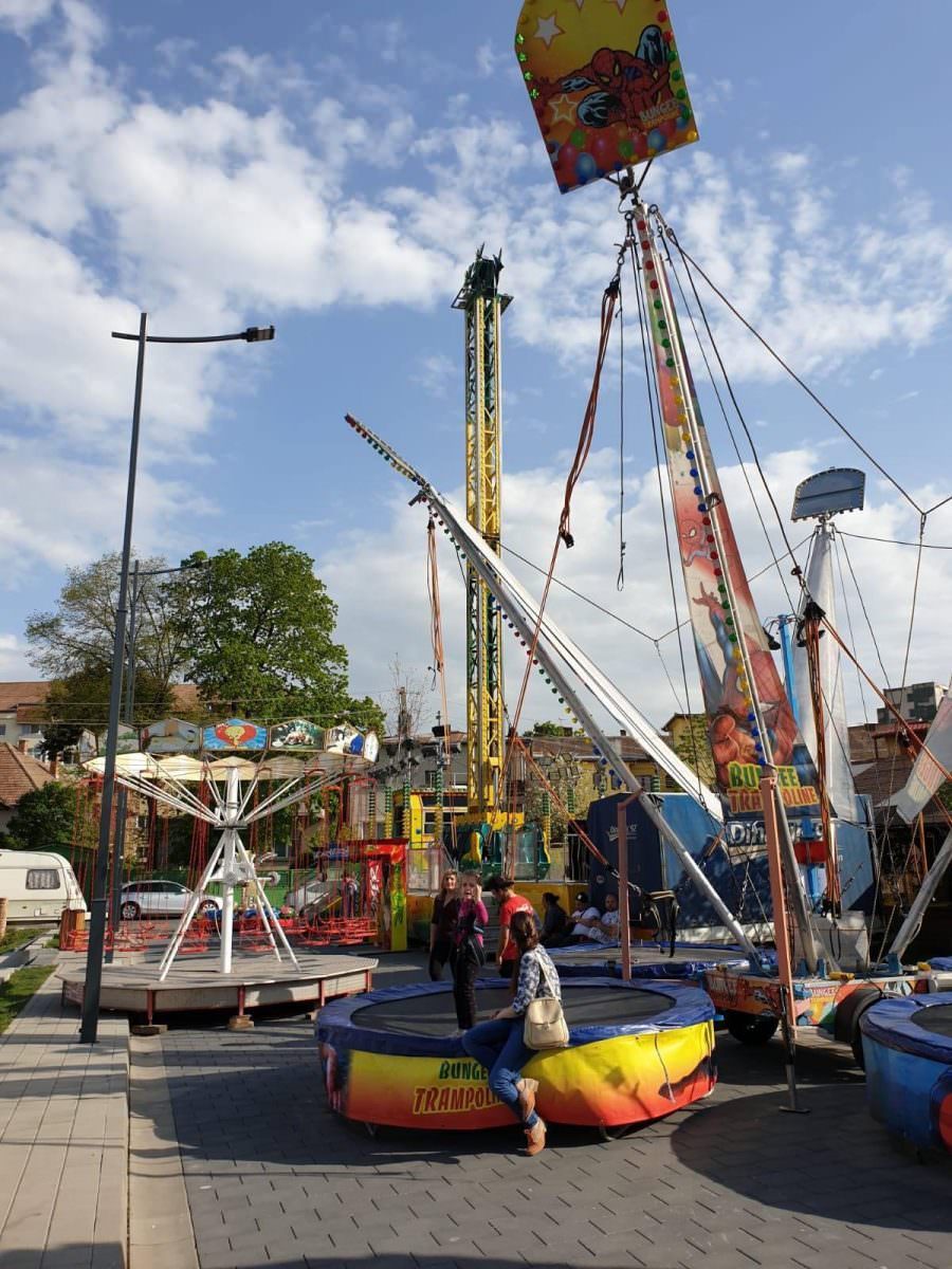 foto parc de distracții în piața habermann din sibiu - cu tobogane, trenulețe, carusele și multe alte surprize