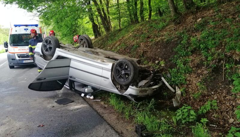 foto accident în pantă la tocile - doi răniți după ce s-au răsturnat cu mașina