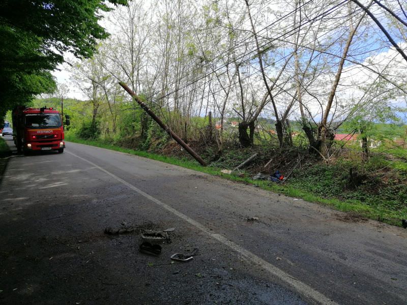 foto accident în pantă la tocile - doi răniți după ce s-au răsturnat cu mașina