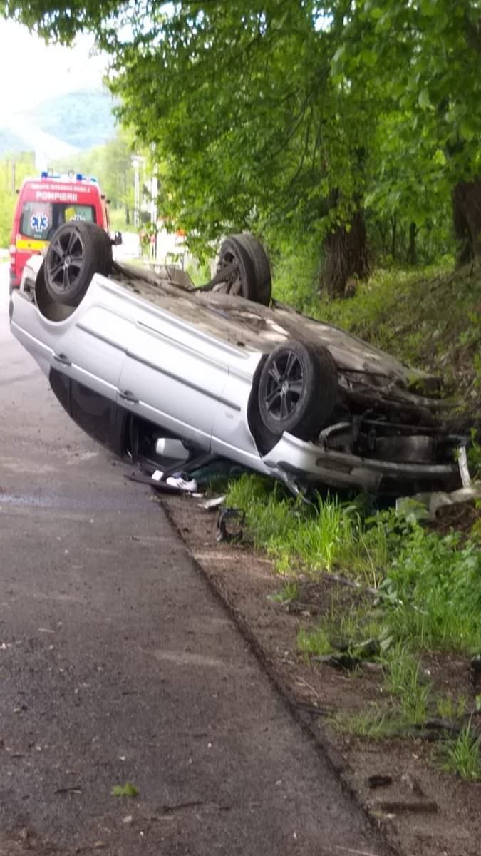 foto accident în pantă la tocile - doi răniți după ce s-au răsturnat cu mașina