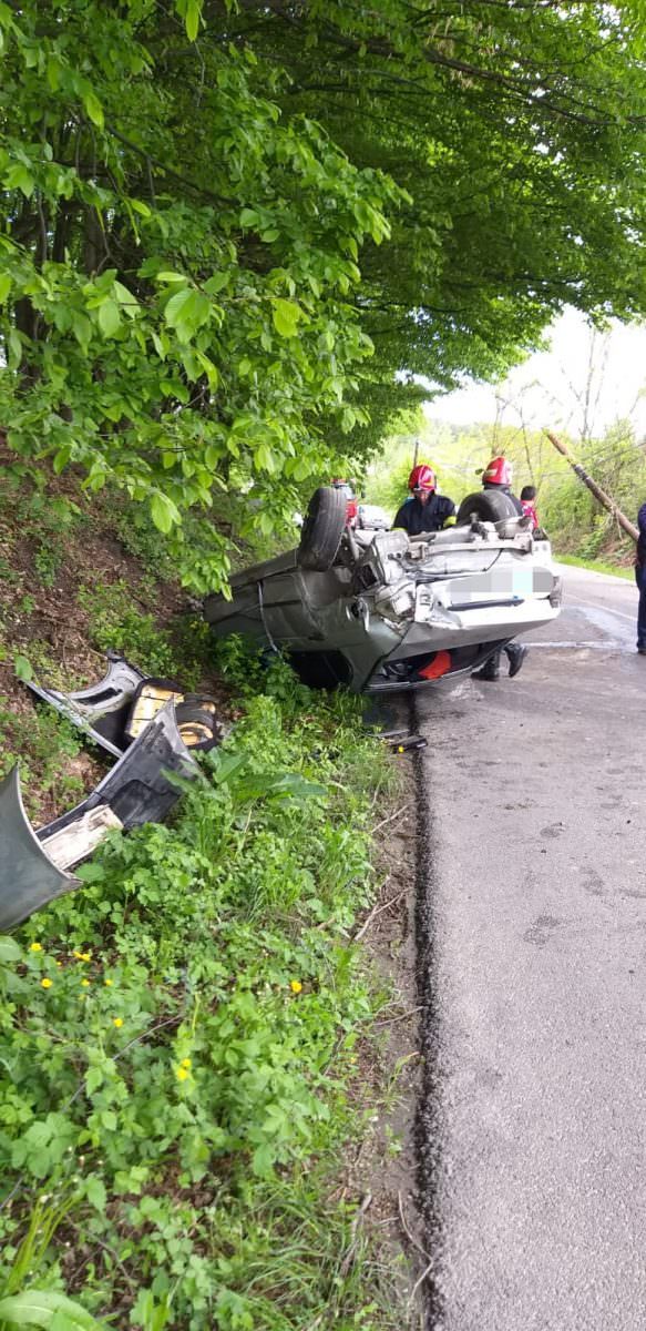 foto accident în pantă la tocile - doi răniți după ce s-au răsturnat cu mașina