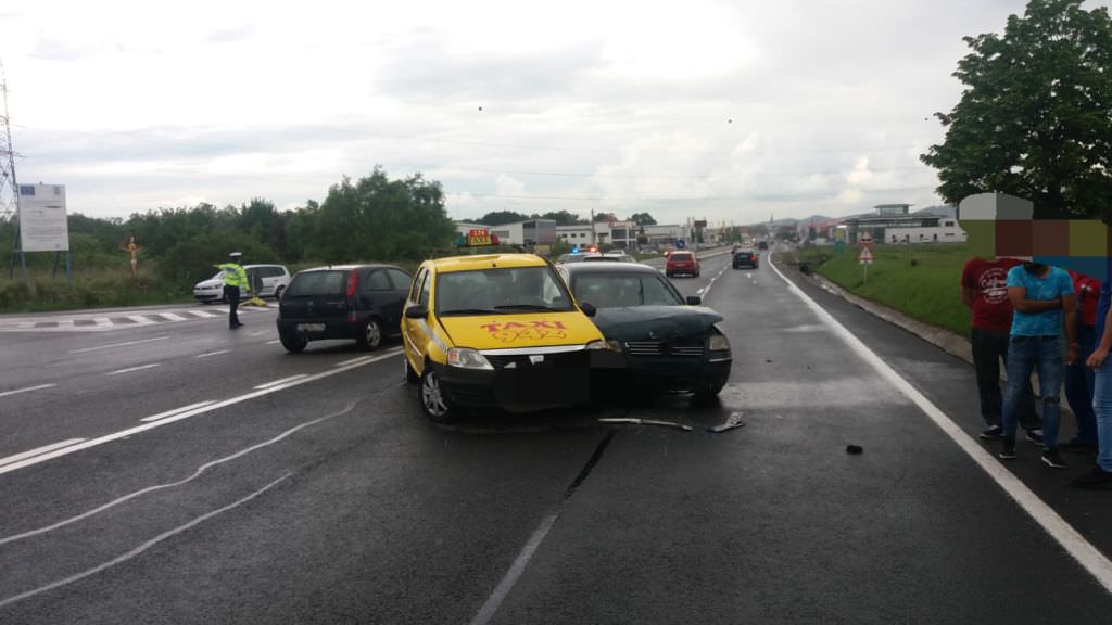 foto accident la intresecția dn1 cu drumul spre cisnădie - un taxi a intrat într-o mașină