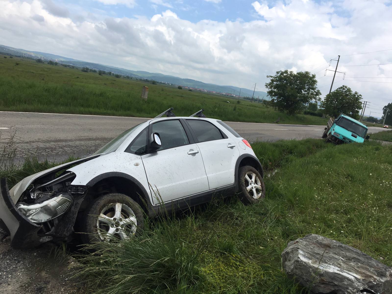 FOTO Accident pe Drumul Hoților - Un șofer a fost rănit