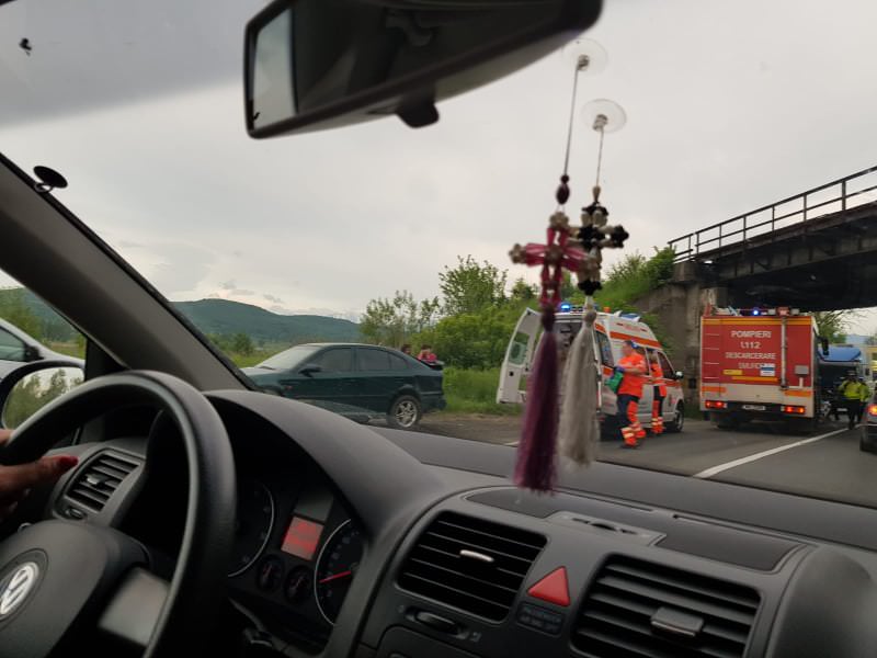 foto accident la tălmaciu pe dn7 cu două mașini si un autocamion implicate