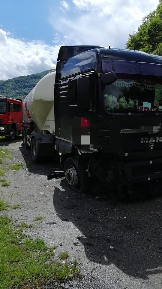 update foto accident pe valea oltului – o mașină s-a tamponat cu un tir