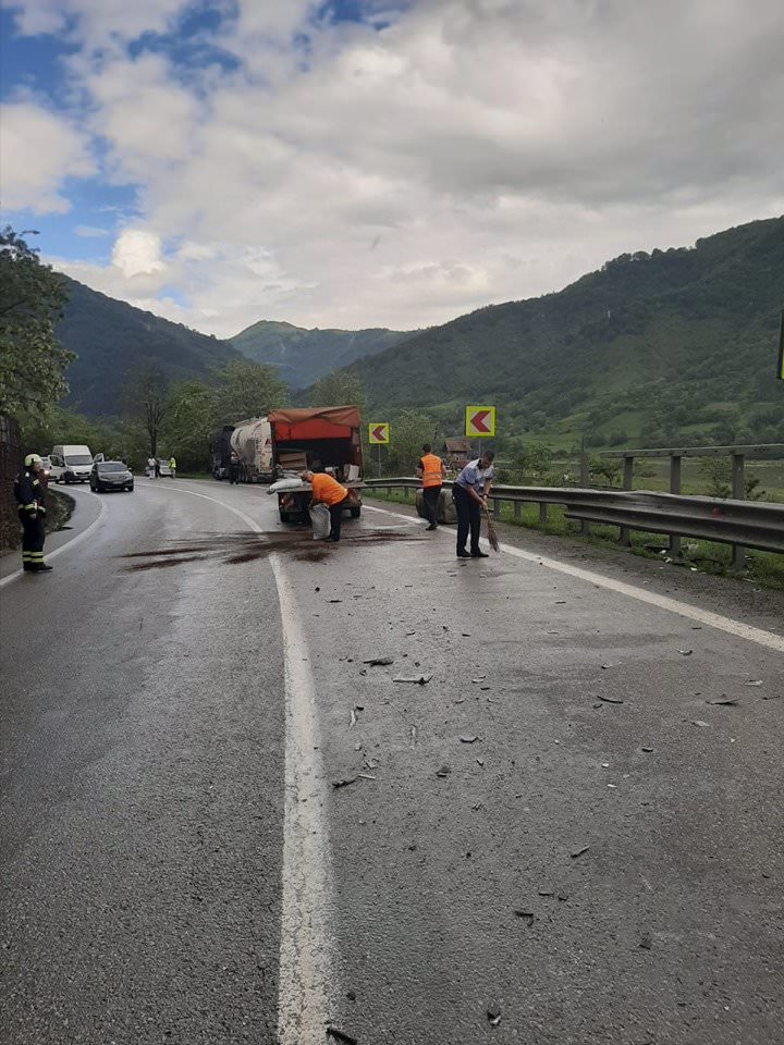 update foto accident pe valea oltului – o mașină s-a tamponat cu un tir