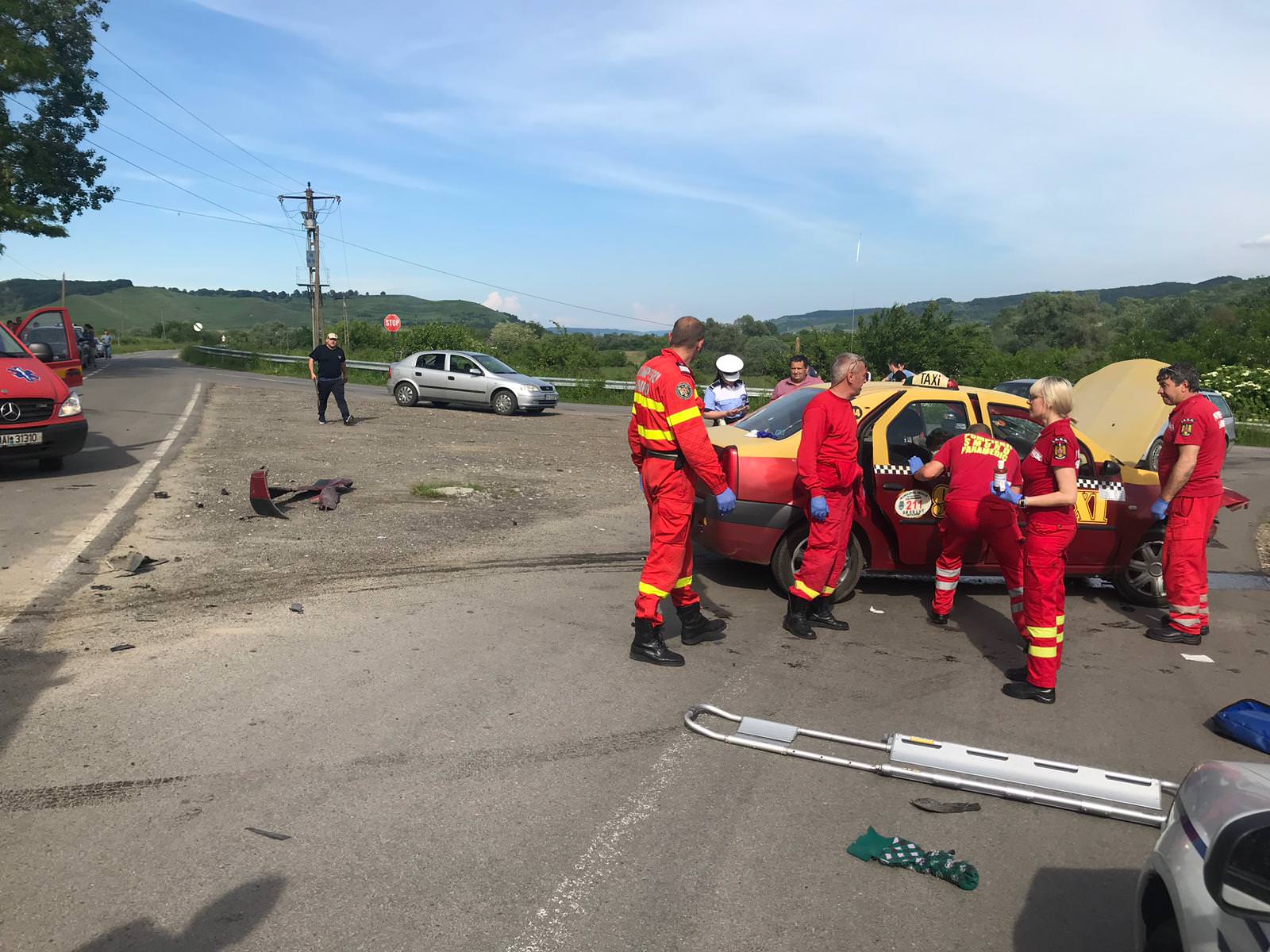 foto accident grav între alma și șmig - un taxi implicat