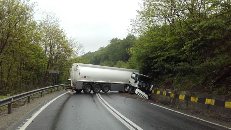 update video foto - dn1 blocat la hula bradului. autocisternă intrată în parapet