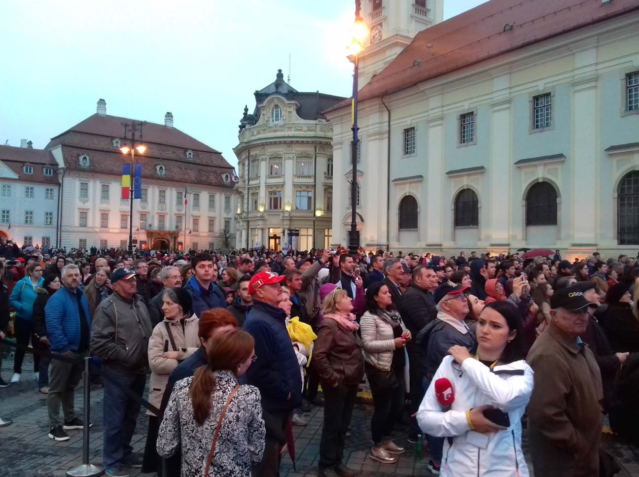 update video summit-ul de la sibiu se încheie cu fast – pe scena din piața mare urcă delia și junii sibiului - 3.000 de sibieni sunt în centru