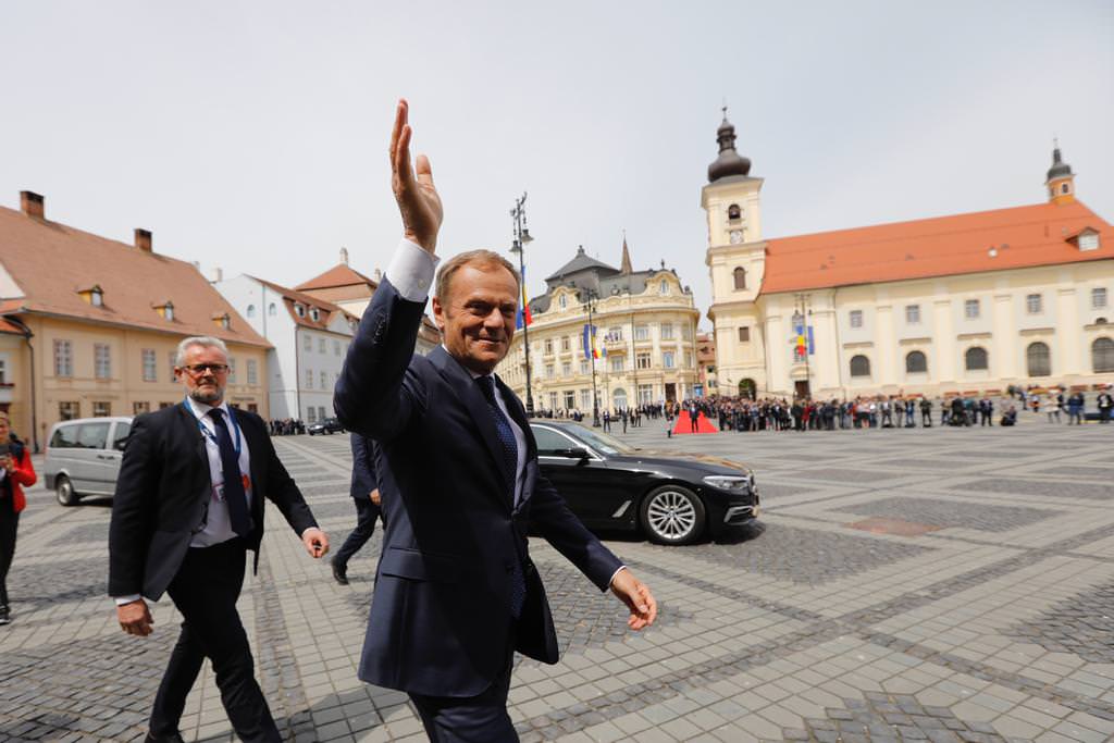 foto preşedintele consiliului european, donald tusk, face reclamă sibiului pe facebook