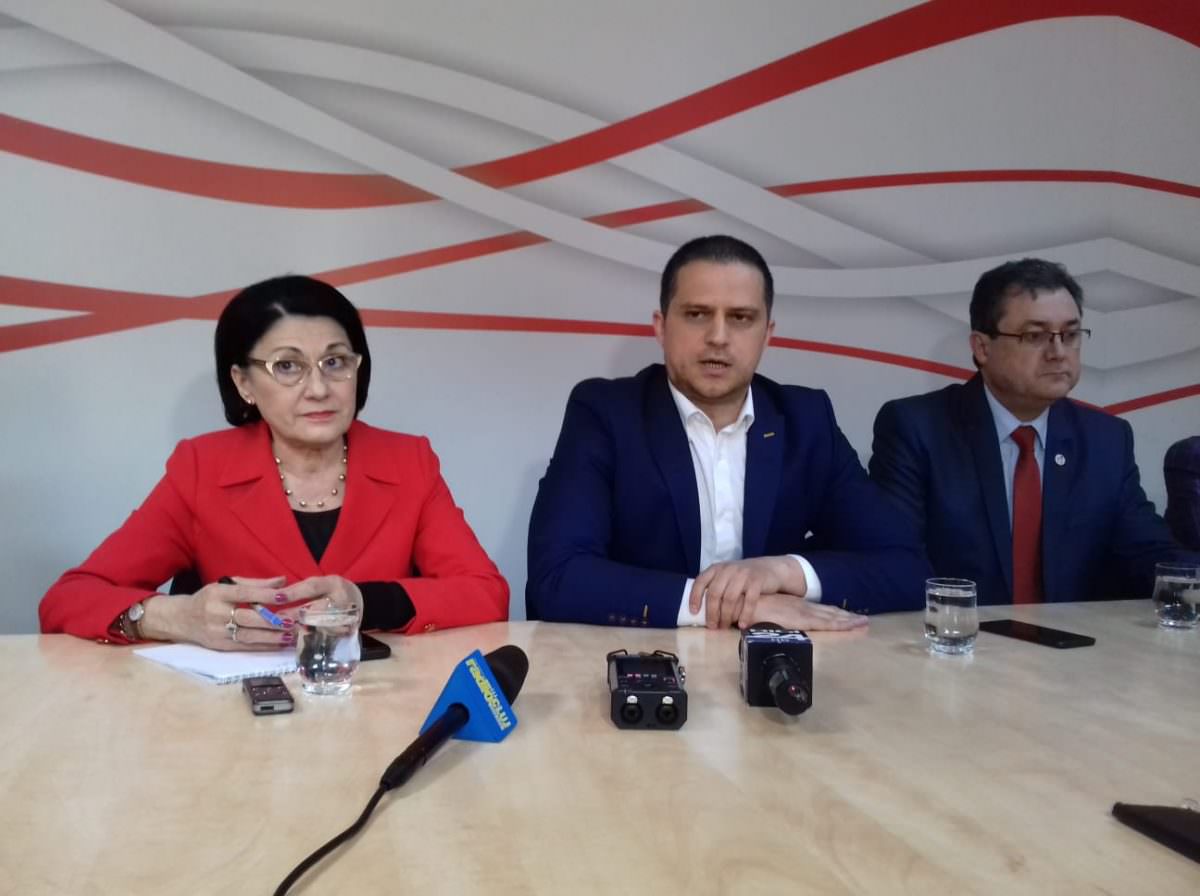 foto elevii de la „lazăr” şi „goga” au impresionat-o pe ministra andronescu: românia va organiza o olimpiadă internaţională de robotică