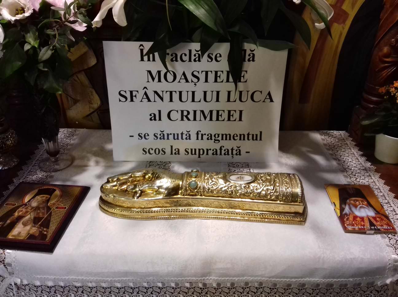 foto mii de sibieni la coadă la moaştele sfântului luca la biserica de pe dealului