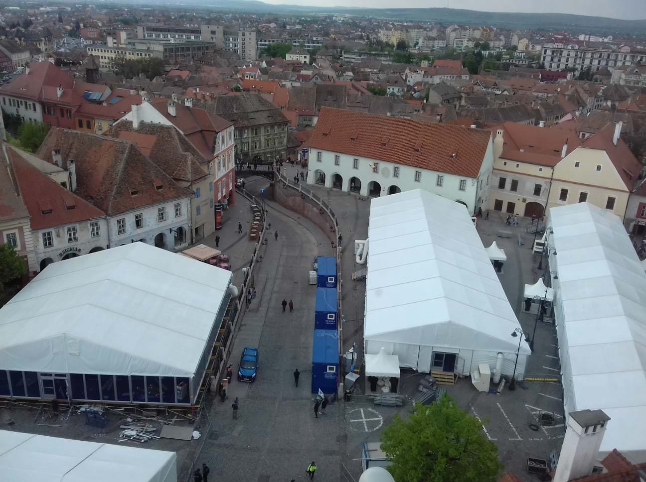 VIDEO FOTO Centrul Sibiului umplut de corturi pentru Summitul UE - Am aflat cine va sta în ele