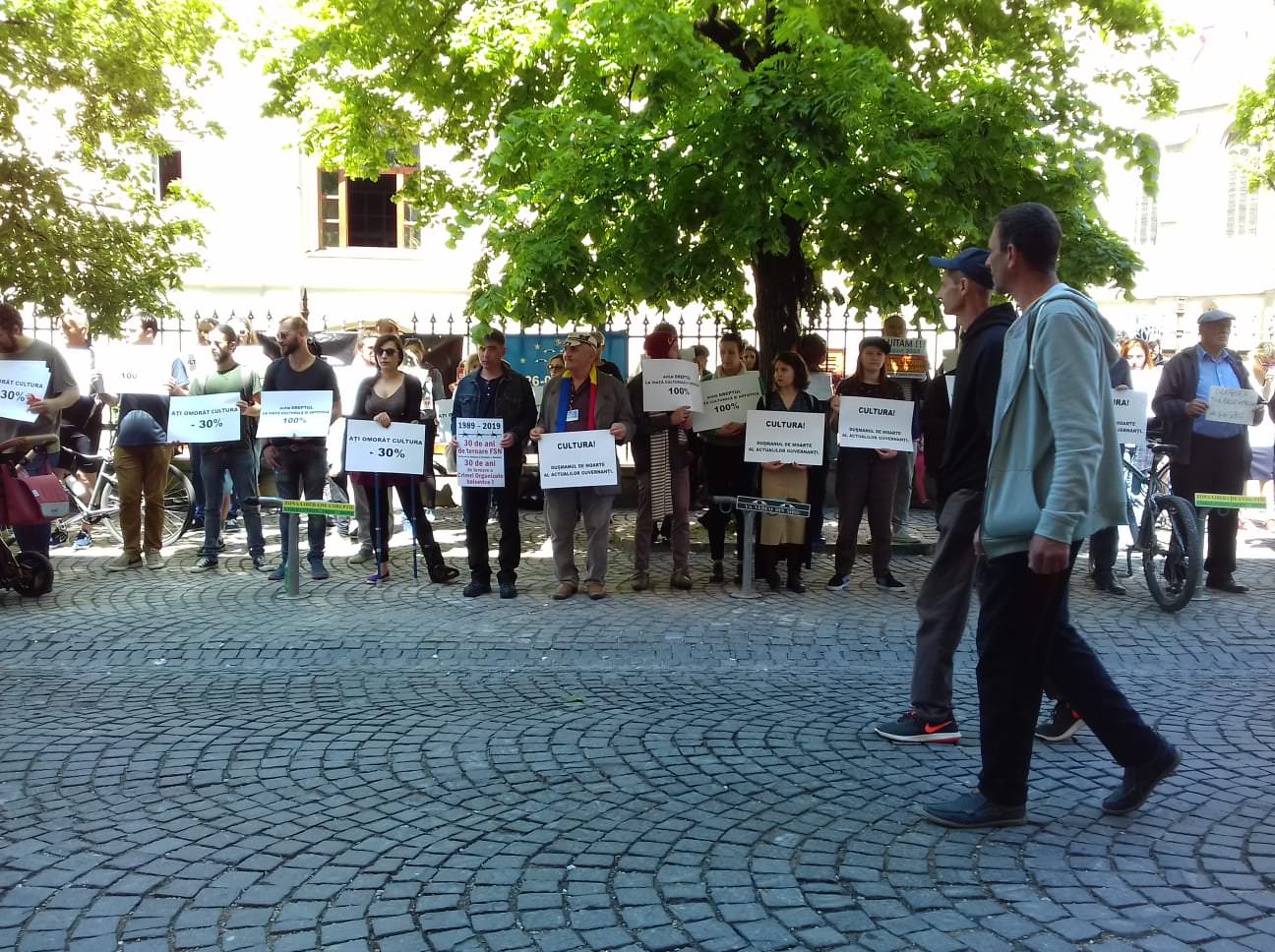 video foto „dragnea, ţi-a plăcut la moldova? hai şi la sibiu!” - protest anti-psd