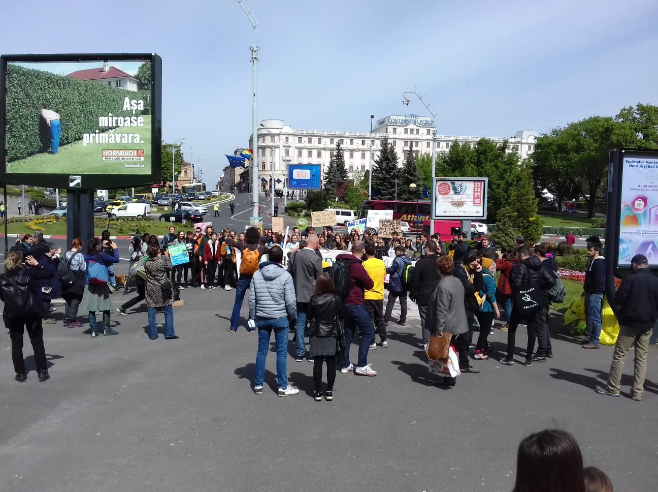 update video foto greenpeace protestează la sibiu în ziua summit-ului ue