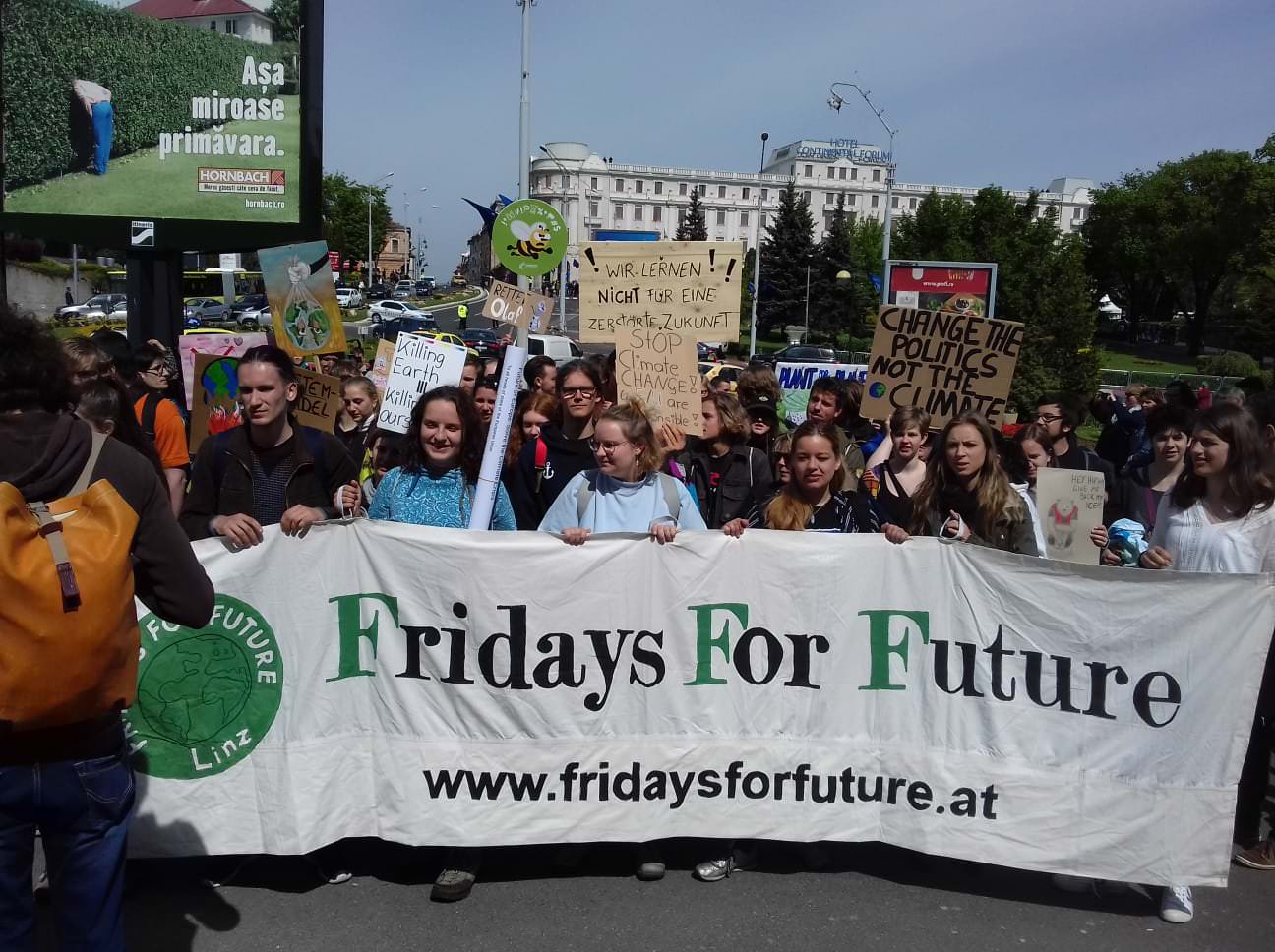 update video foto greenpeace protestează la sibiu în ziua summit-ului ue