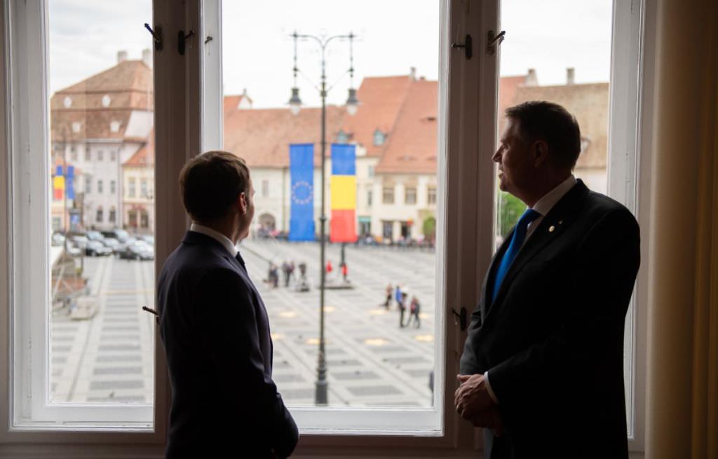 foto - emmanuel macron a admirat piata mare din fostul birou de primar al președintelui iohannis