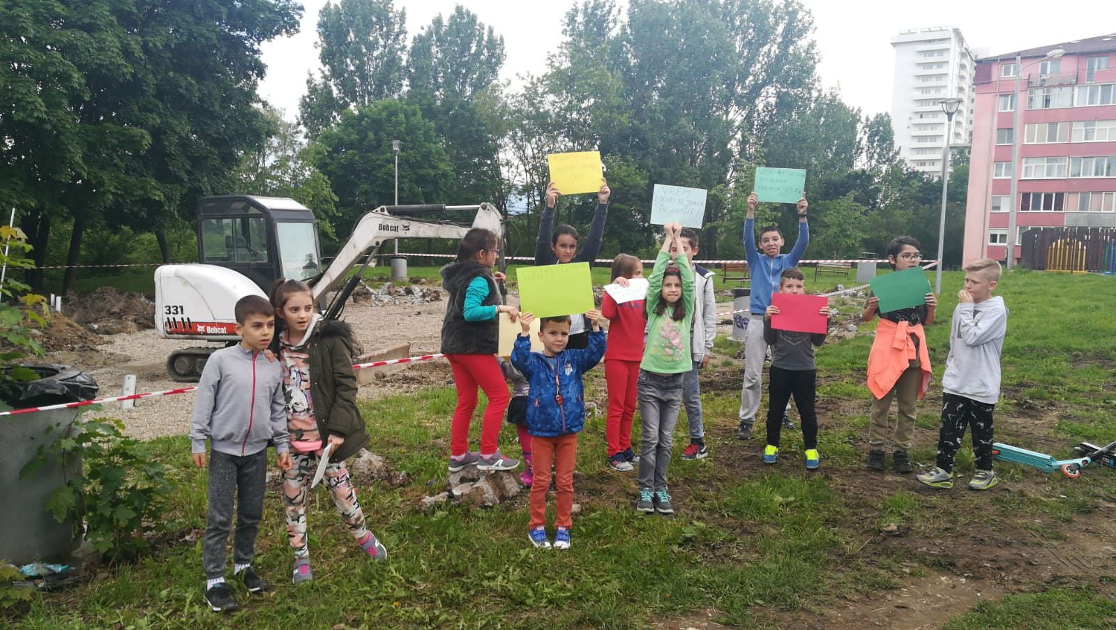 video foto – zeci de copii protestează la locul de joacă demolat în valea săpunului – cu pancarte în fața utilajelor!