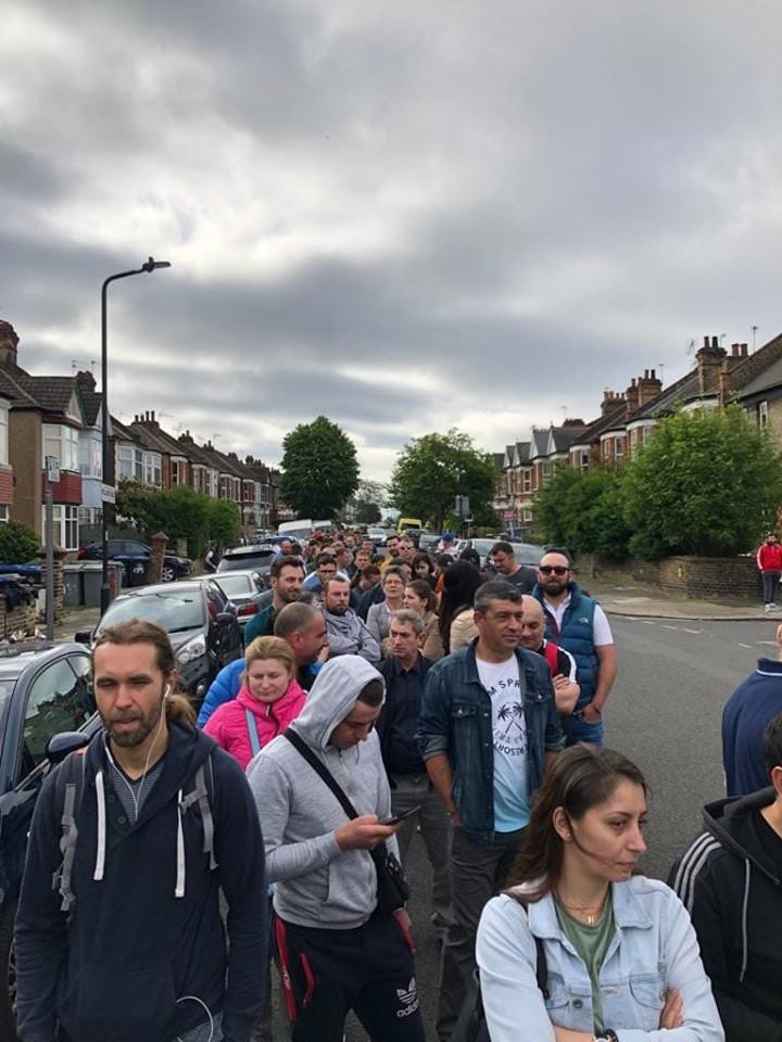 foto video românii din londra stau la coadă să voteze - „hai românia! astăzi e ziua cea mare”